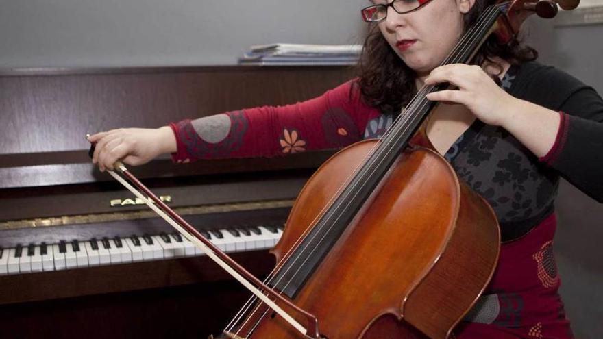 Carla Miranda, ayer por la tarde, tocando el violonchelo en La Felguera.