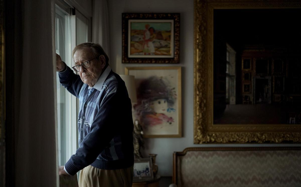 Ramón Tamames vive en el salón de su casa rodeado de retratos de Pío Baroja, Picasso o Miguel Hernández