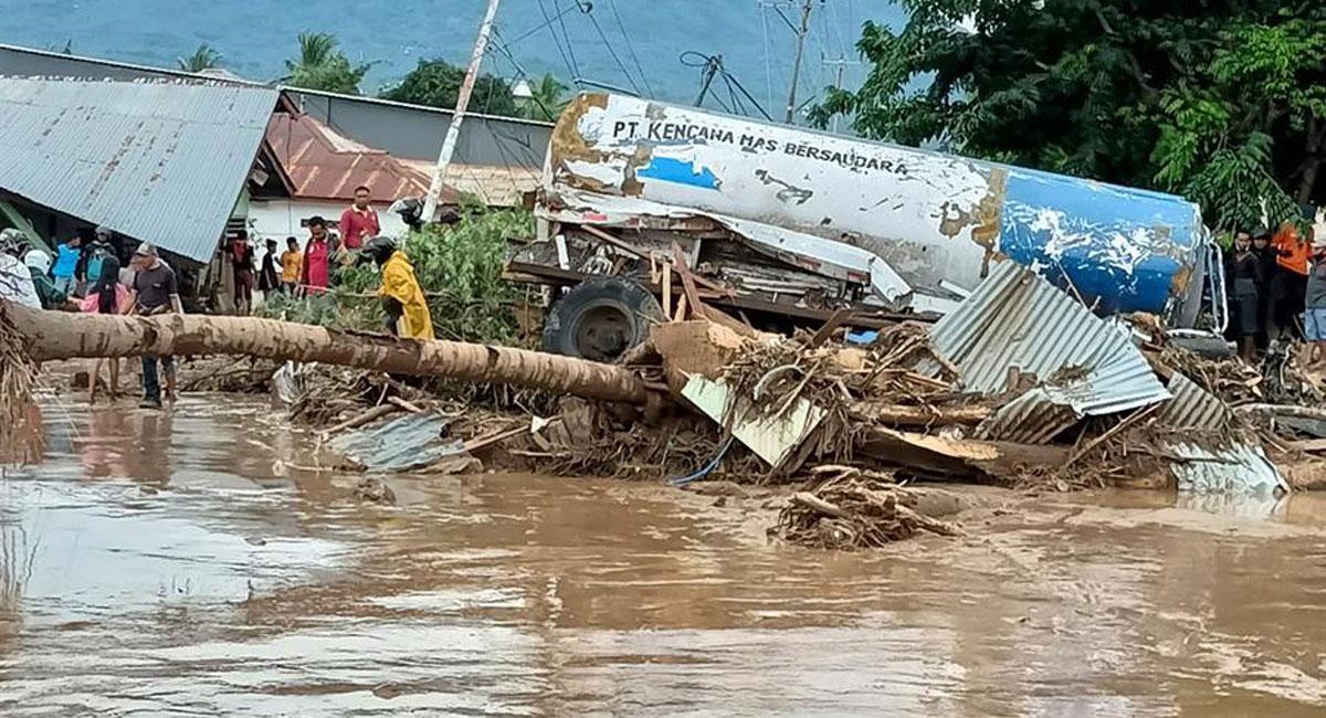 El agua se ha llevado por delante vehículos y pequeñas viviendas.