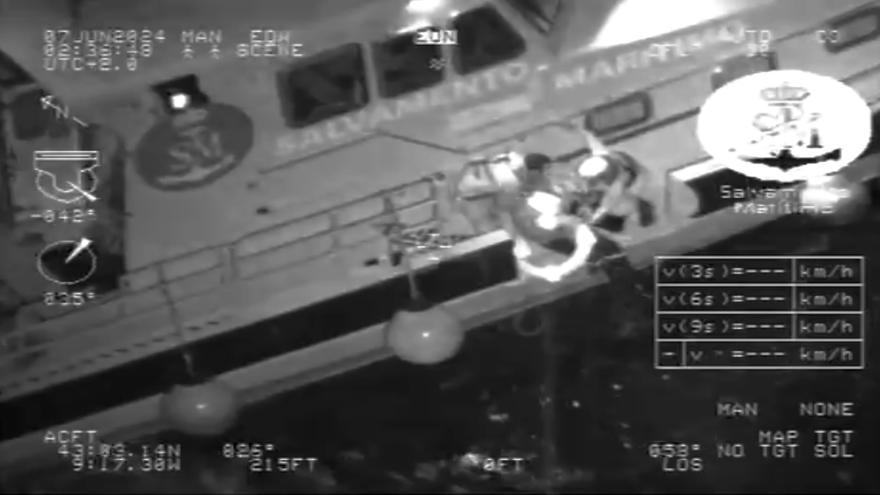 Así ha sido el rescate del tripulante cuyo barco encalló en Cabo Touriñán