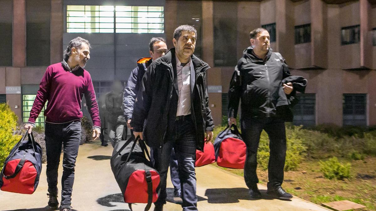 Jordi Cuixart, Josep Rull, Jordi Sànchez i Oriol Junqueras sortint de la presó de Lledoners durant el seu trasllat a Madrid pel judici de l'1-O l'1 de febrer de 2019