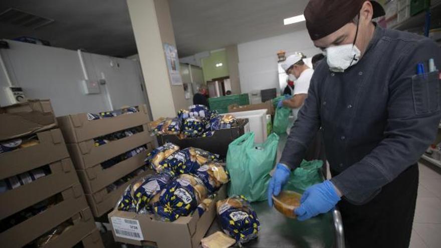 La solidaridad no entiende de virus: así se trabaja en la cocina económica de Oviedo