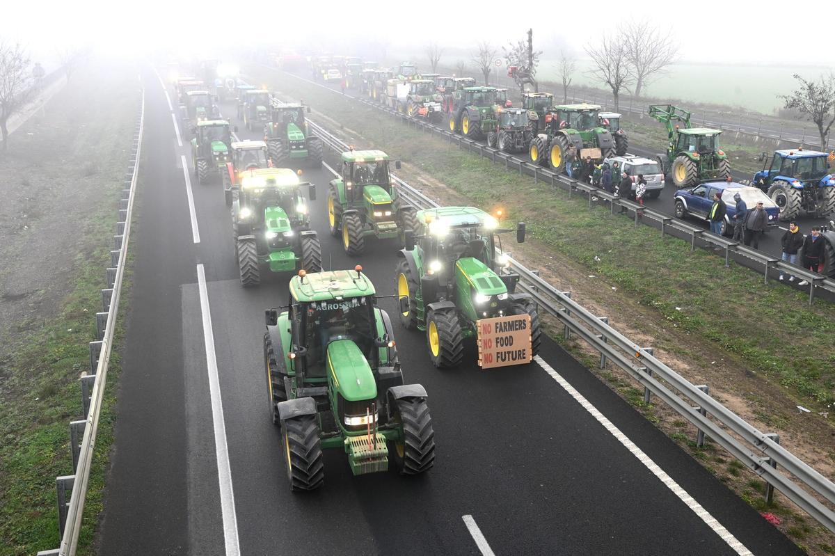 Agricultores catalanes protestan en Fondarella, en el Pla dUrgell (Lleida)