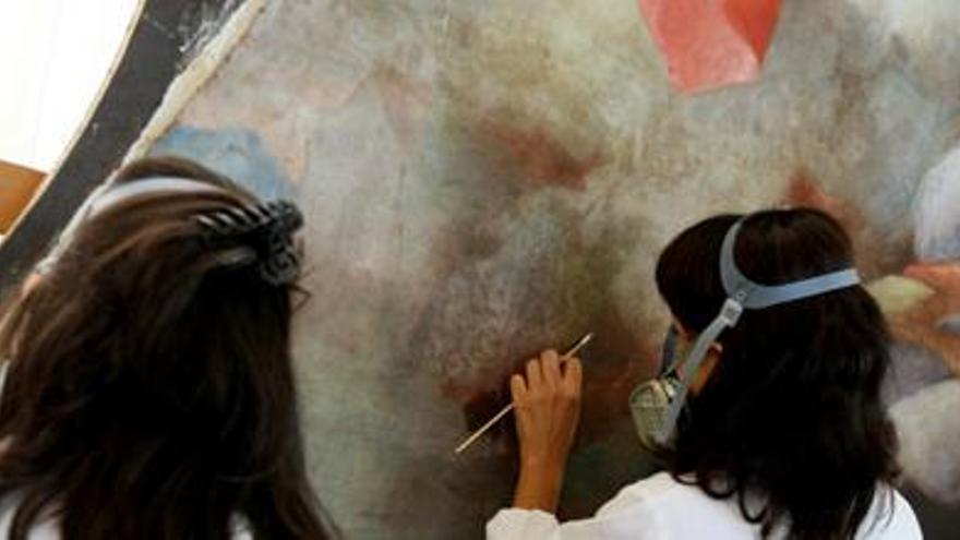 Dos técnicas trabajan en las pinturas de la Iglesia de San Juan de la Cruz de Valencia.