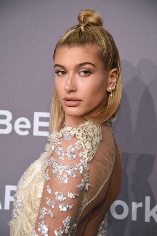 Trenza más moño, el peinado de Hailey Baldwin
