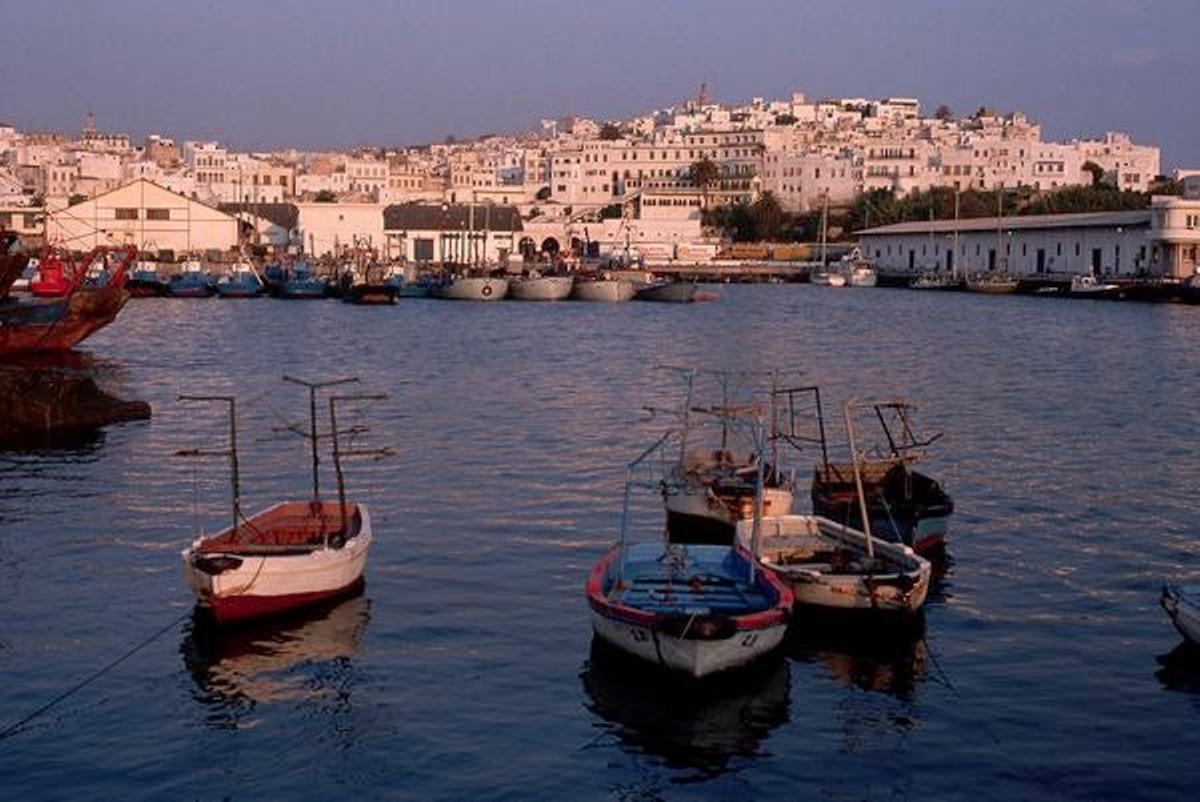 Imagen de barcas flotando en el puerto de Tánger