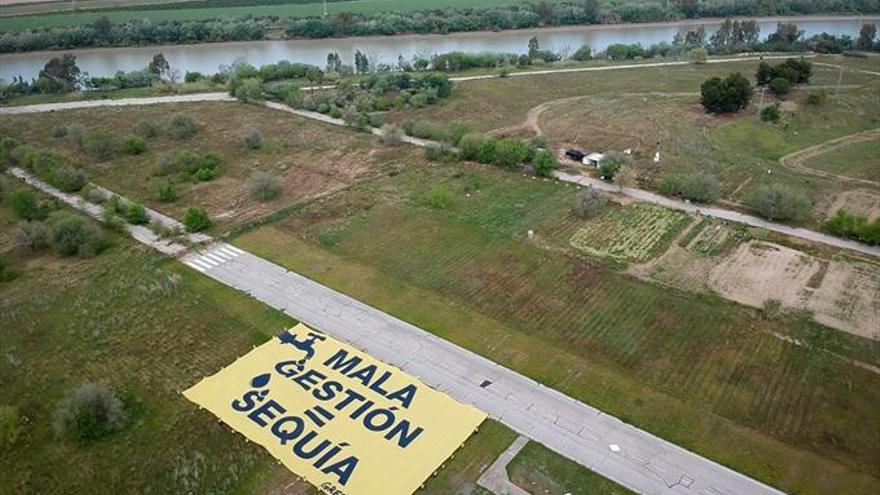 Greenpeace critica la «mala gestión» del agua con una pancarta gigante