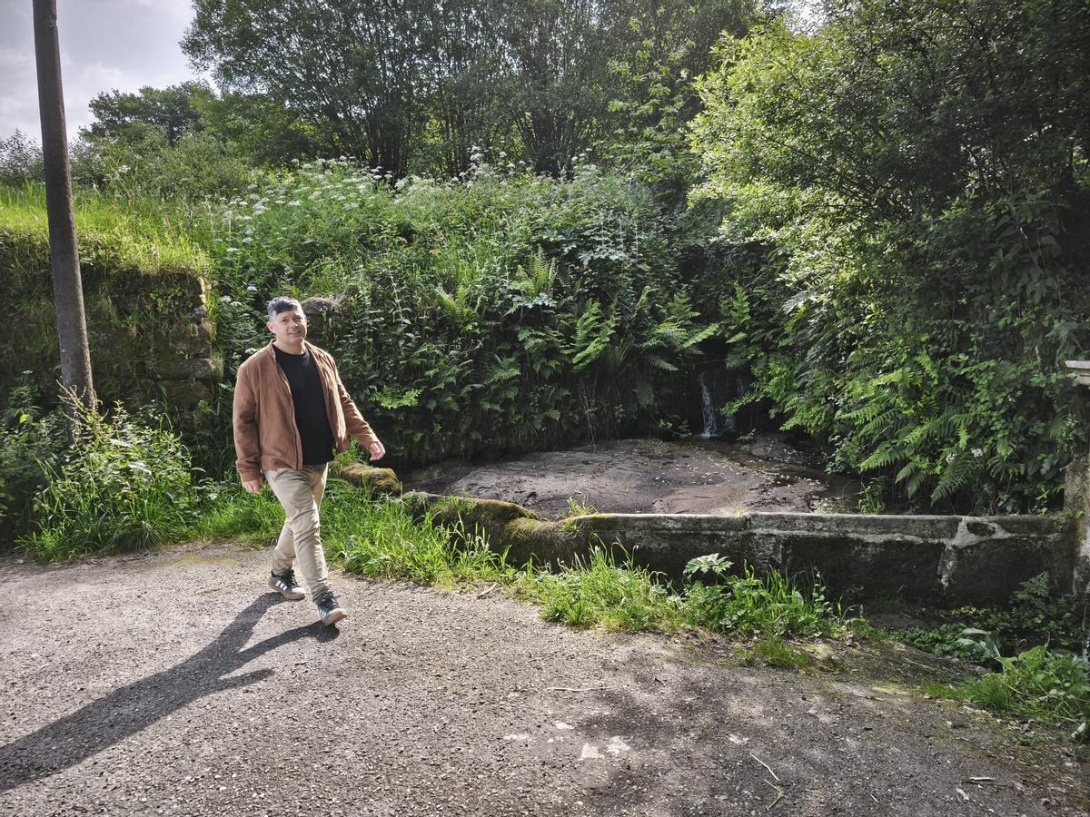 El alcalde de Soutomaior, Manu Lourenzo, junto a la Fonte do Regueiro, en Alxán.