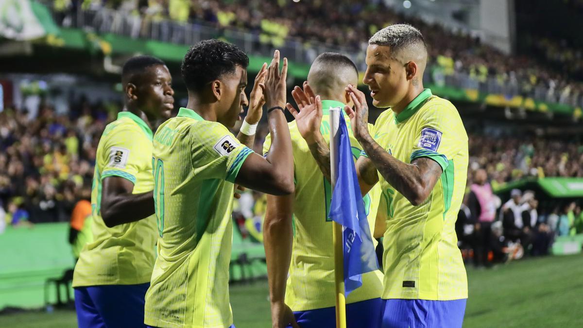 Los jugadores de la Canarinha celebran el tanto de Rodrygo.