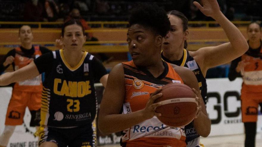 Nneka Ezeigbo, jugadora del Recoletas Zamora, con el balón.