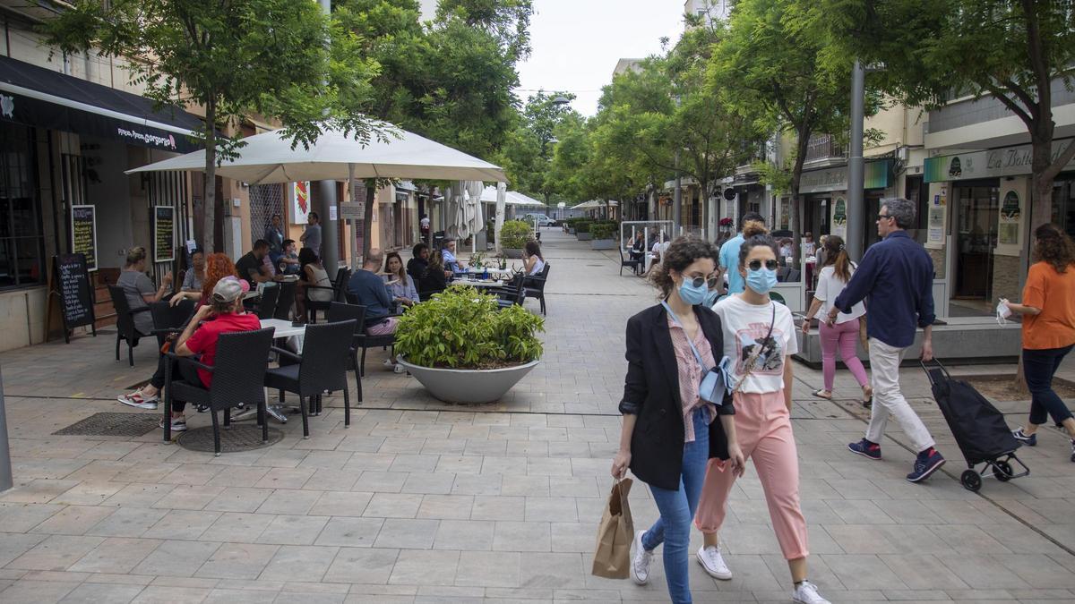 Ciudadanos en la calle Fàbrica antes de que entraran en vigor las nuevas restricciones