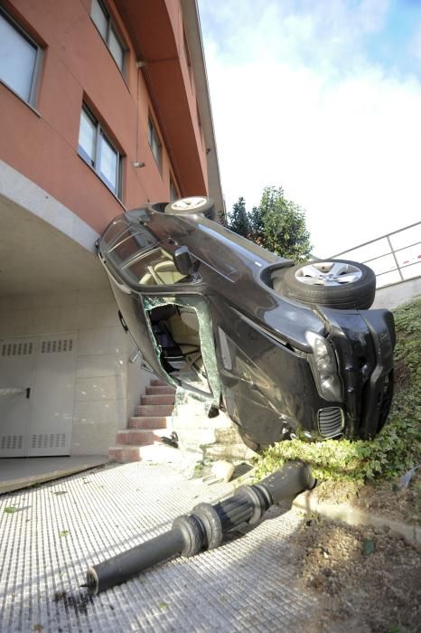 Rescatados de un coche ''colgando'' en Pastoriza