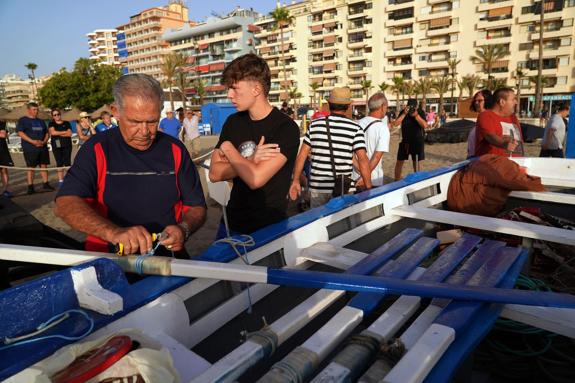 Marengos recrean el tradicional arte pesquero de la 'Tirada del Copo' en Fuengirola