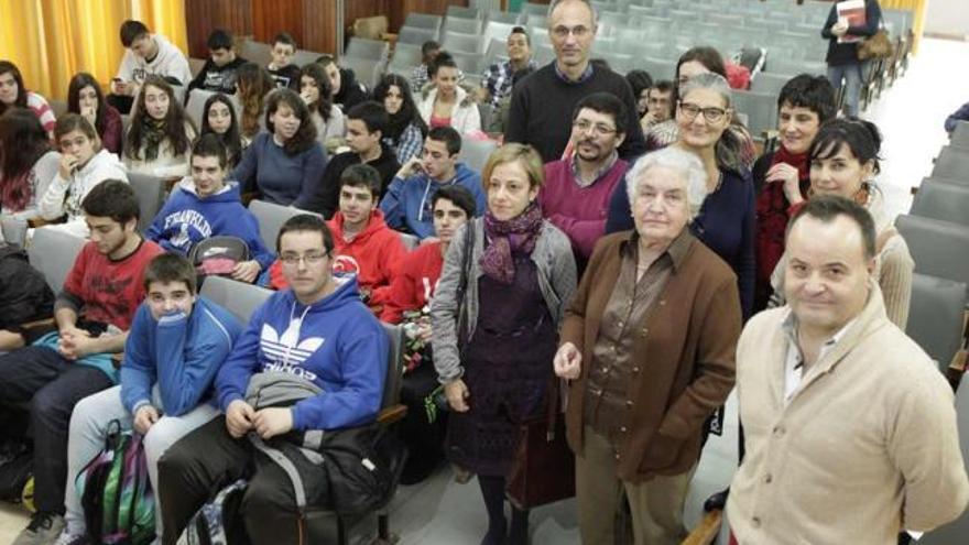 Carmen Bobes, segunda por la derecha en primera fila, junto a profesores y alumnos del IES Doña Jimena.