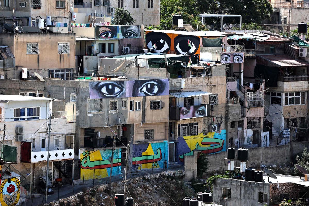 26 de agosta de 2022.- Murales que muestran grandes ojos y caras de personalidades dentro del proyecto internacional de arte &quot;Soy testigo de Silwan&quot;. Está en la colina del barrio árabe de Silwan en el Jerusalén Este, ocupado por Israel.