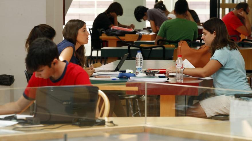 Estudiantes preparando los exámenes de septiembre en la Biblioteca Regional, en una imagen de archivo.