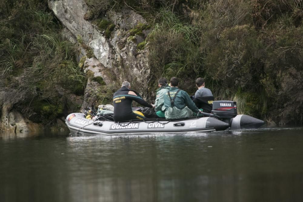 Los agentes siguen buscando en el pantano pruebas del asesinato de Paz Fernández