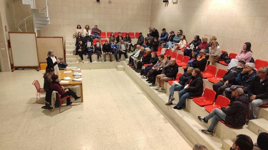 Portas (izquierda) en la reunión con vecinos. |