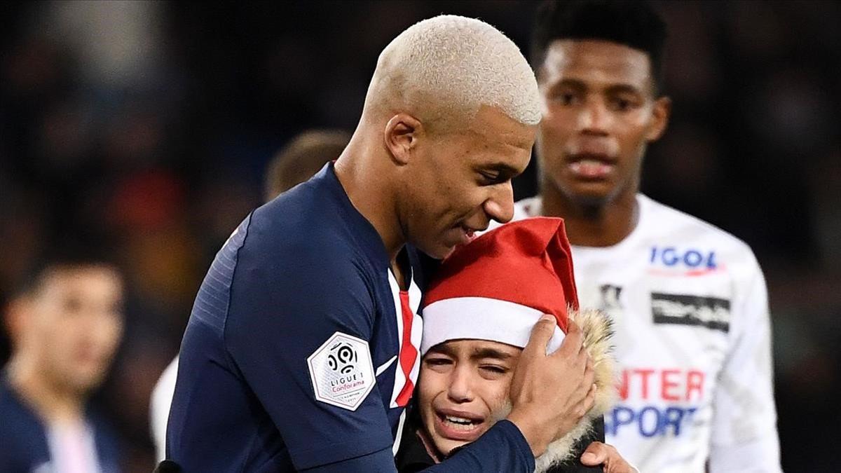 Mbappé abraza a un niño que le pidió un autógrafo en el partido contra el Amiens.