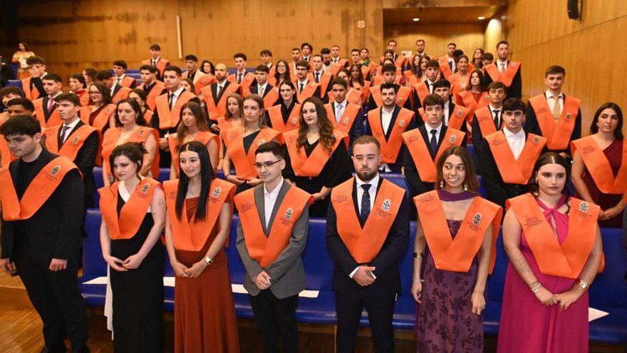 Entrega de diplomas a los 75 alumnos del grado de ADE en el campus | FOTOS: PABLO H. GAMARRA