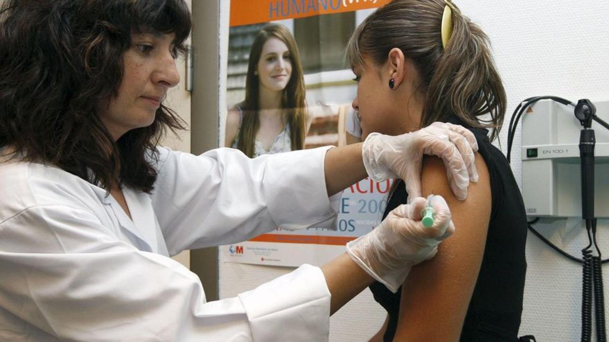 Una niña recibe una dosis de la vacuna contra la covid-19