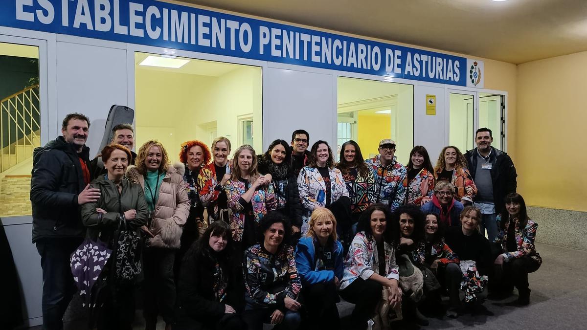 Los participantes en la actuación para las internas del módulo 10.