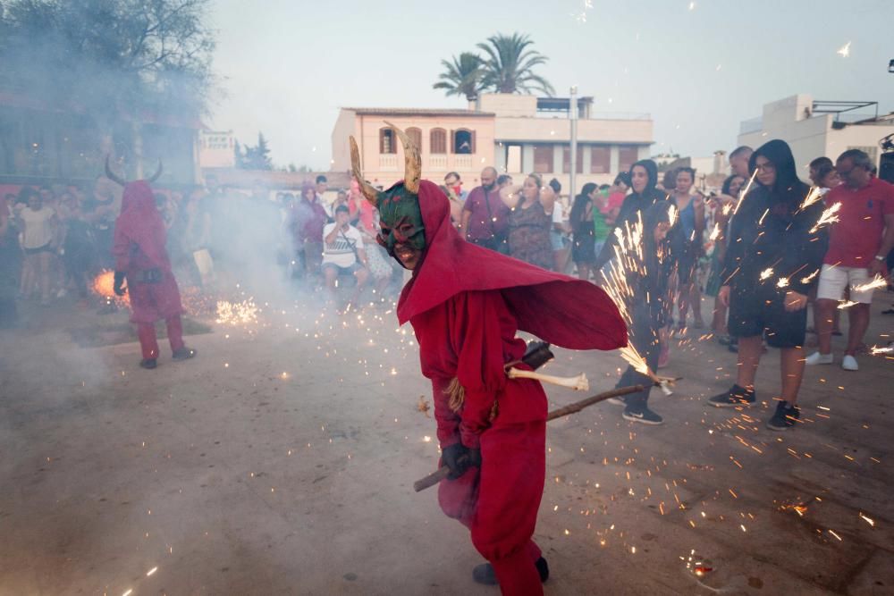 Los ‘dimonis’ invaden El Molinar durante el ‘correfoc’ de sus fiestas de verano