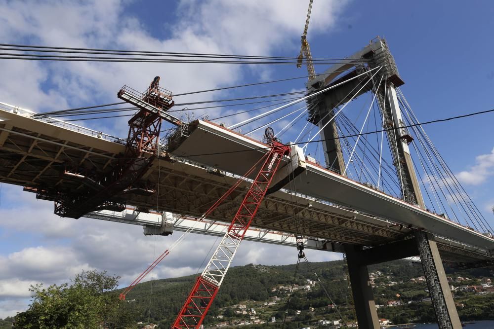 Instalación de los tableros en el puente de Rande