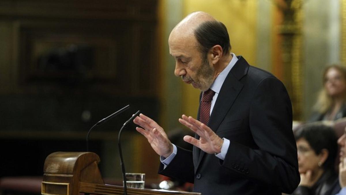 Alfredo Pérez Rubalcaba critica la gestión de Rajoy en el debate sobre el estado de la nación.