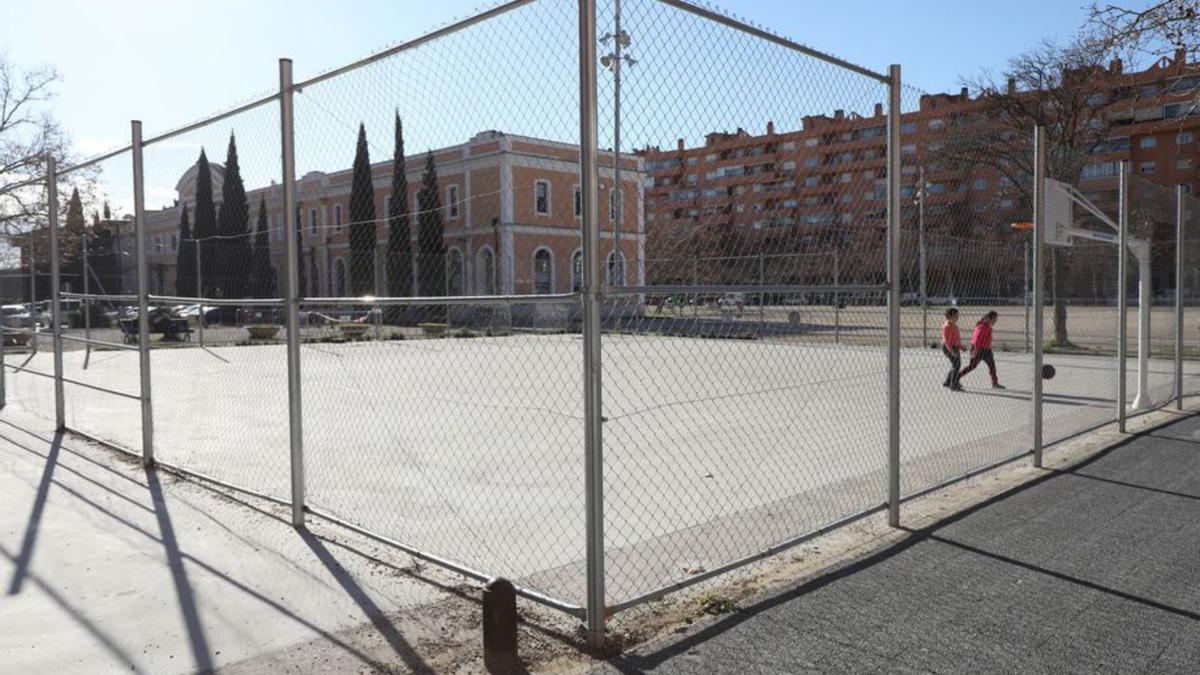 El potrero está situado en la calle Valle de Zuriza, frente al número 25.