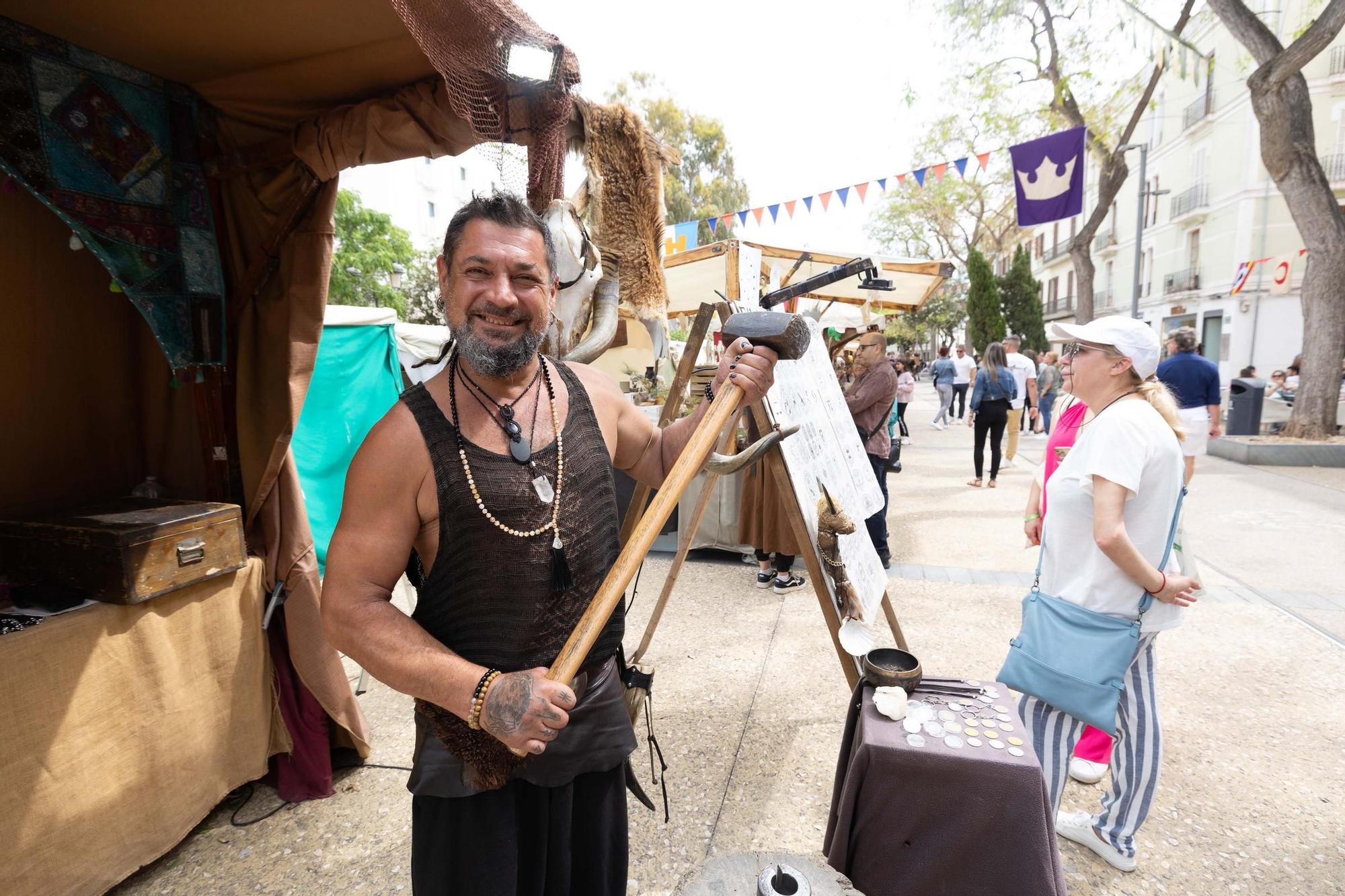 La dura y libre vida de los feriantes de la Ibiza Medieval