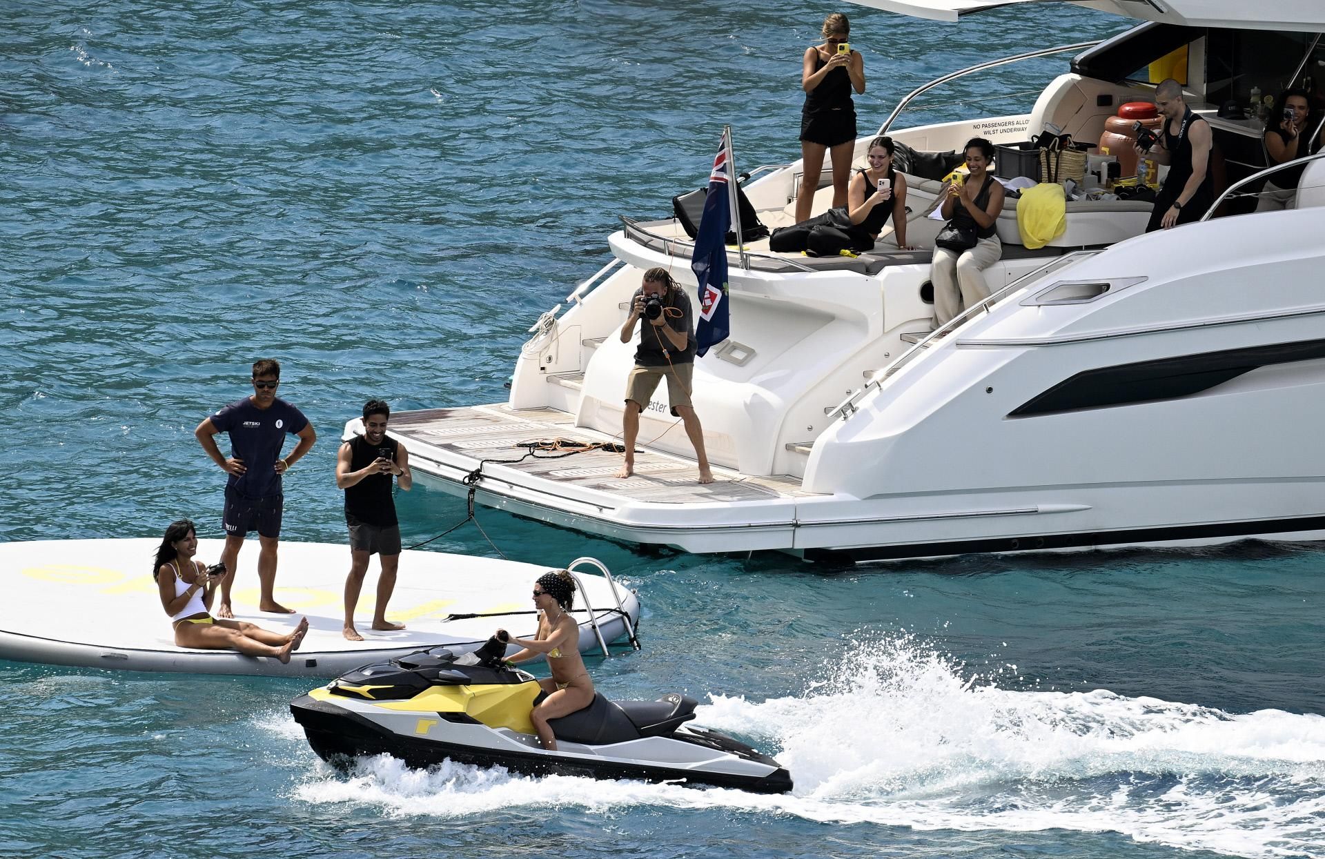 Todas las cámaras que fotografían el posado en bikini de Hailey Bieber