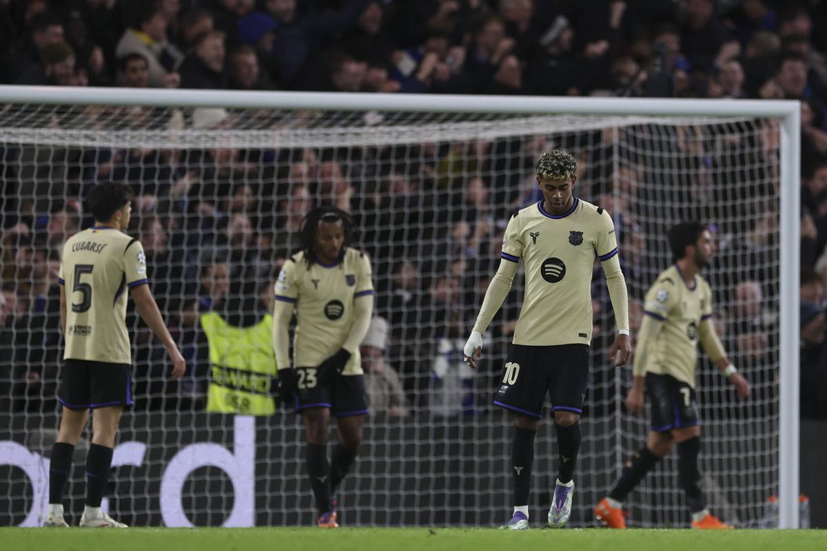 Los futbolistas del Barça, cabizbajos tras uno de los goles del Chelsea