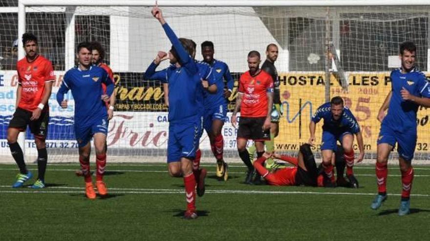 Los futbolistas del Saguntino celebran el gol, ayer.