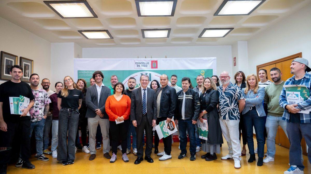 Hosteleros de Vigo con el alcalde, Abel Caballero, durante la presentación del Petisquiño.