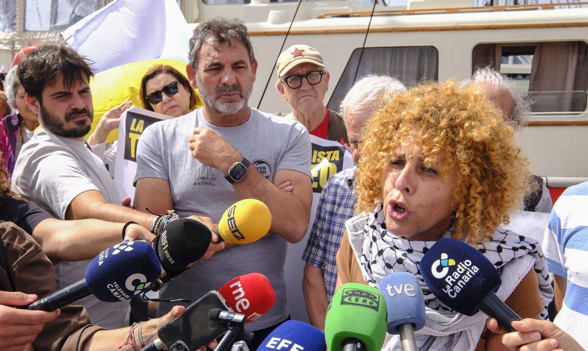 Open Arms recala en el Puerto de Las Palmas para recabar apoyos antes de partir hacia Cuba para llevar placas solares a un hospital pediátrico de La Habana