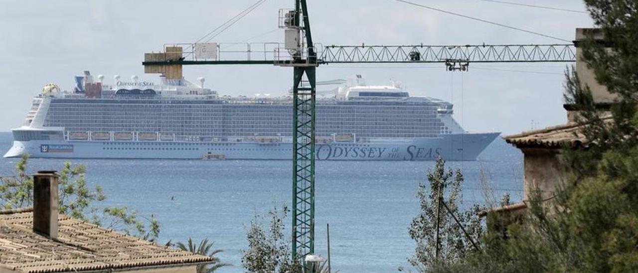 Desembarcan en el puerto de Palma los cinco tripulantes del crucero contagiados de coronavirus