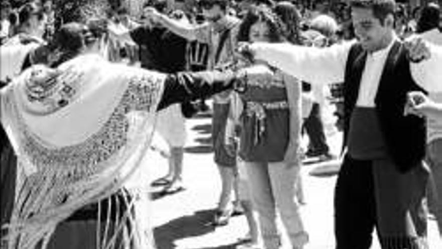 Los grupos del Festival Folclórico invitan a bailar al público