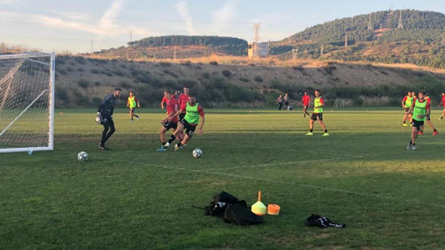 Sipcic gana una disputa ante la mirada de Ortolá durante el entrenamiento de ayer en Ponferrada.