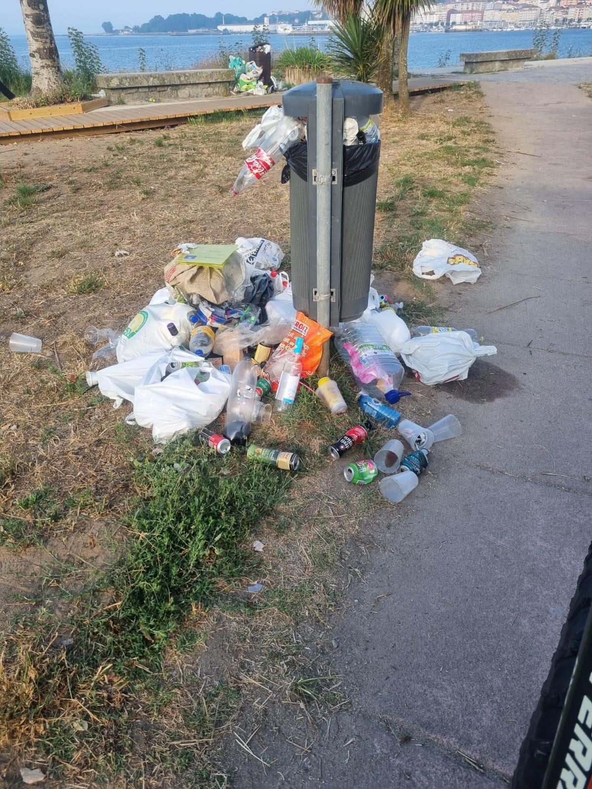 Los equipos de limpieza eliminan la basura de San Juan en las playas de Cangas