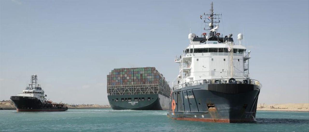 Los remolcadores logran desencallar el carguero que bloqueaba el Canal de Suez