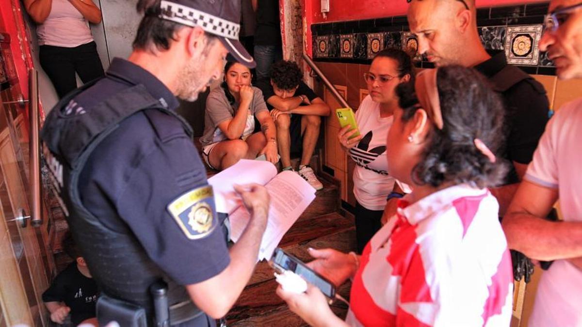 Desalojan a ocho familias de un edificio del centro de Castelló por riesgo de derrumbe