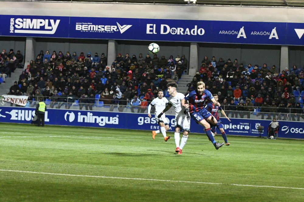 El partido entre el Huesca y el Sporting, en imágenes