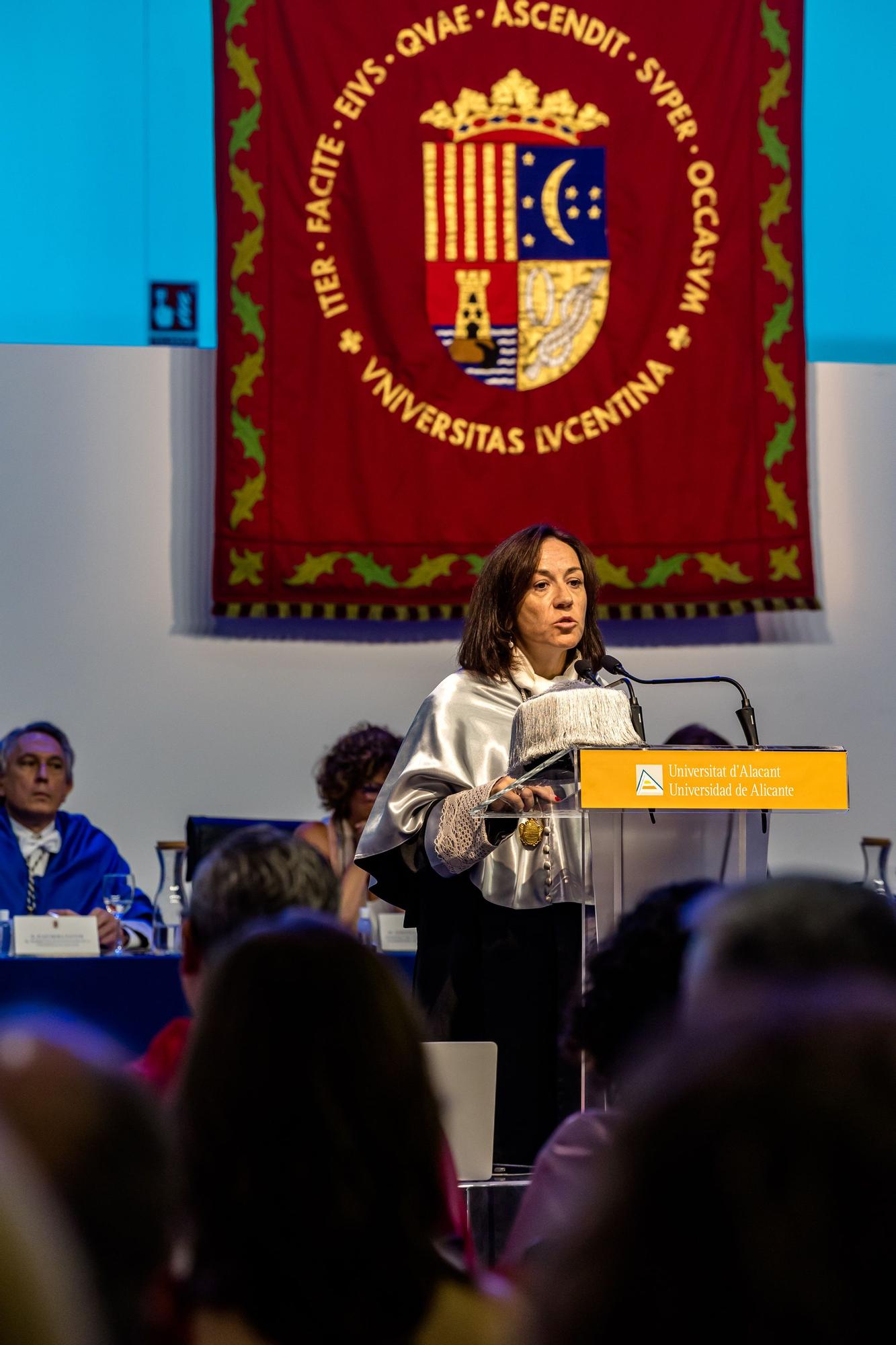 Amparo Navarro reivindica la "escuela de negocios" de la UA en la apertura del curso