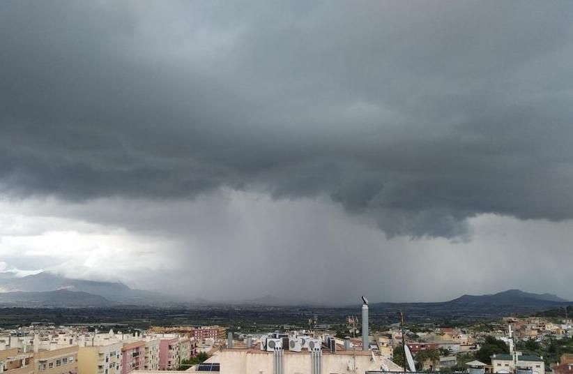 Las lluvias de este miércoles en Aspe con el Maigmó al fondo.