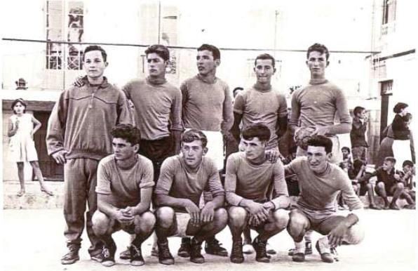 Fue el portero en la primera plantilla del todavía Luceros, en 1961 (primero por la izquierda de pie). |  // BALONMÁN CANGAS