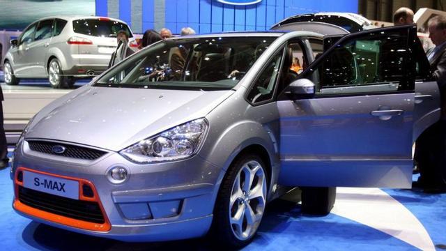 El Ford S-Max, uno de los vehículos que desaparecerá en 2023, en un salón de automoción.
