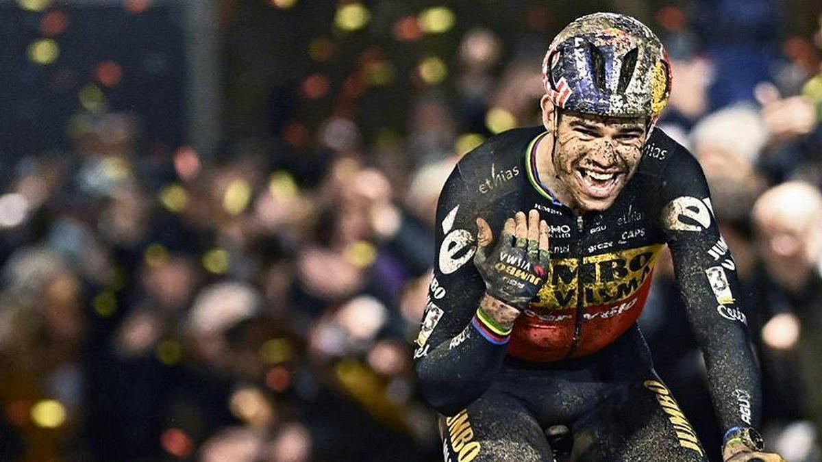 Wout van Aert celebra la victoria en el Superprestigio de Diegem. /