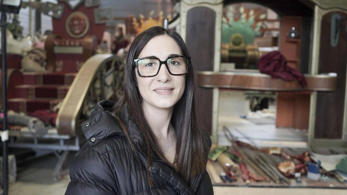 La regidora Tània Infante a la nau municipal de Bufalvent on estan muntant les carrosses