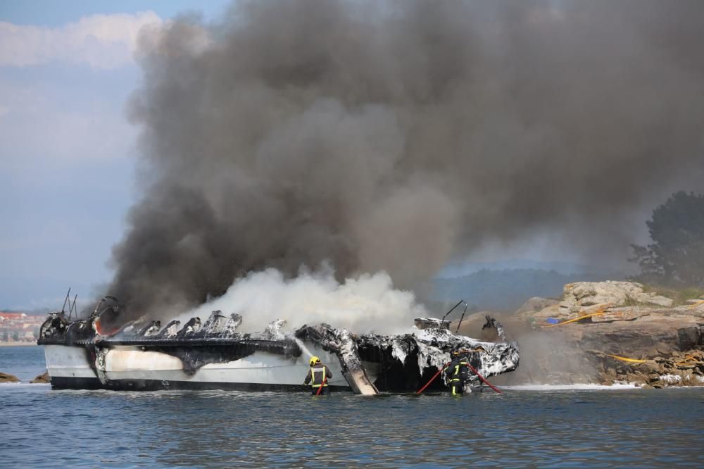 Arde un catamarán de pasajeros en A Toxa